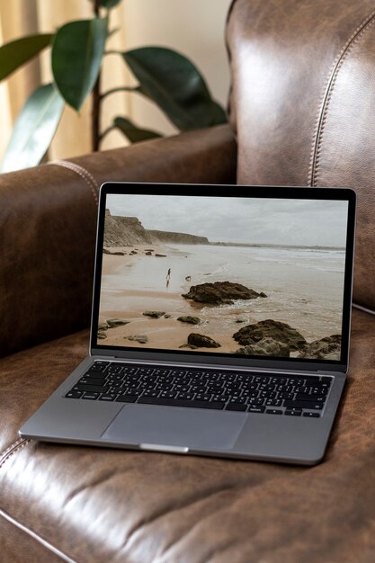 Laptop op een leren bank