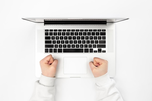 Laptop op een witte achtergrond en vrouwelijke handen bovenaanzicht