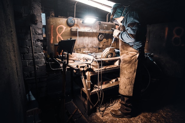 Gratis foto lasproces gemaakt door ervaren werknemer in de fabriek.