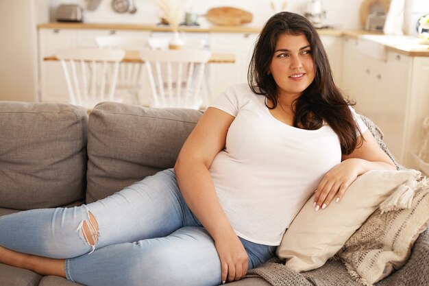 Latijns brunette meisje poseert binnen