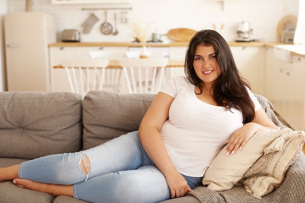 Latijns brunette meisje poseert binnen