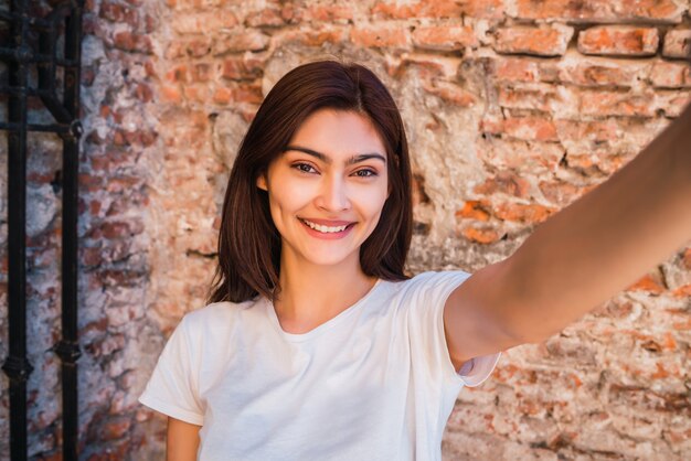 Latijnse vrouw die een selfie neemt.