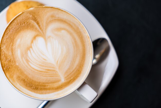 Latte Coffee kunst op tafel.