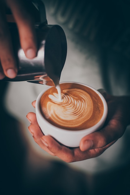 Gratis foto latte hot met koffiekop