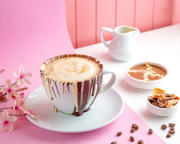 latte met choco koffie met chocoladesiroop en chocolade op tafel