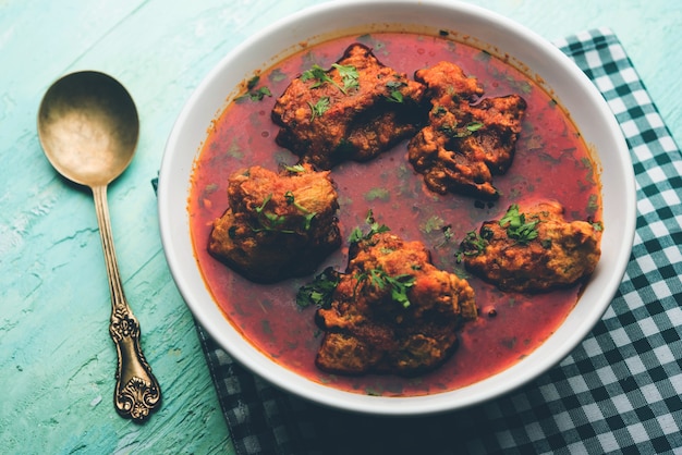 Lauki kofta curry gemaakt met bottel gourd of doodhi, geserveerd in een kom of karahi. selectieve focus