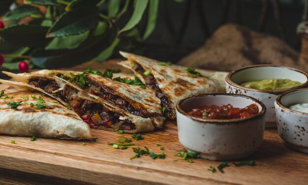Lavash gevuld met gemengde ingrediënten en fijn geroosterd