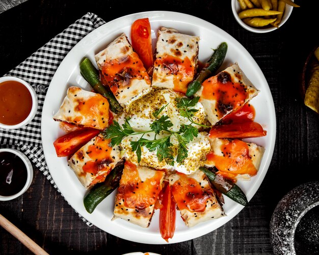 Lavash rolt bovenaanzicht op de tafel