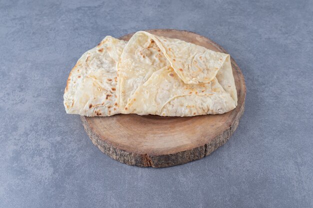 Lavashbrood op een bord op marmeren tafel.