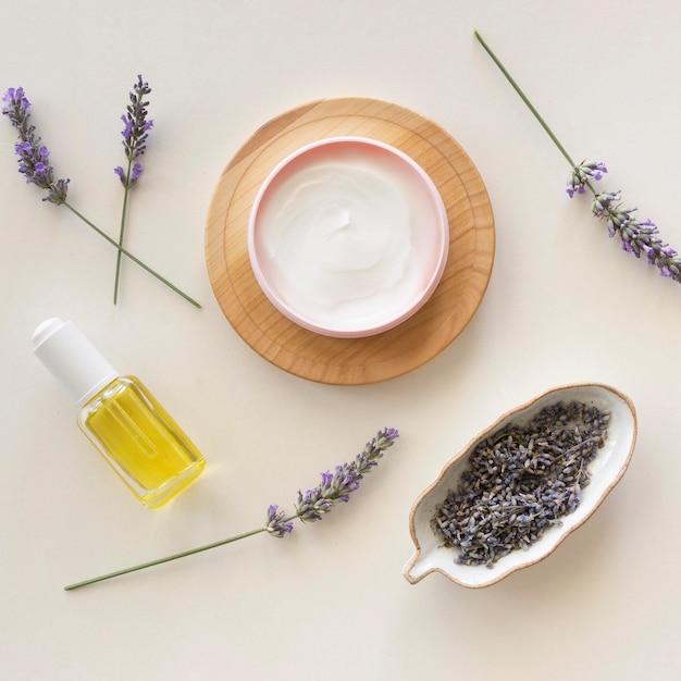 Lavendel crème bovenaanzicht spa-behandeling concept