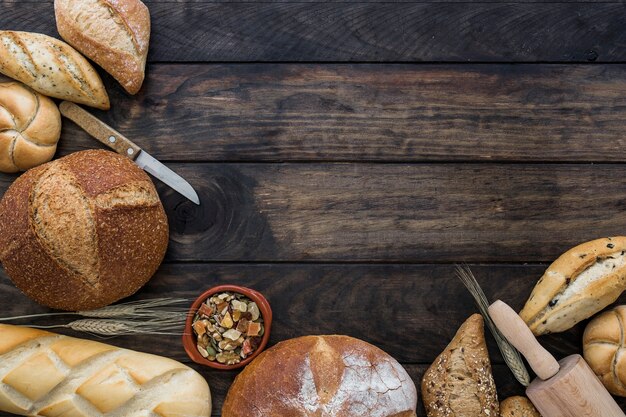 Lay-out van de bakkerij op houten tafel