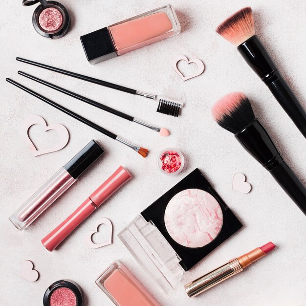 Lay-out van make-upcosmetica die met harten wordt verfraaid