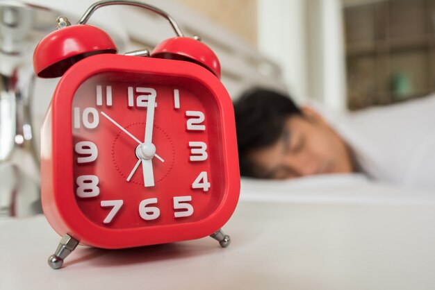 Lazy Man wordt wakker in zijn slaapkamer