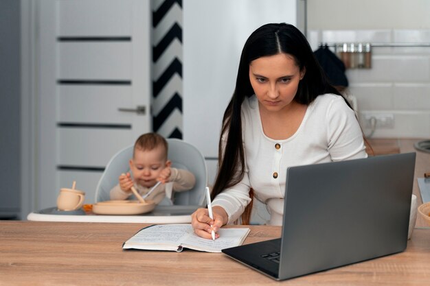 Gratis foto leefstijl van de vrouw tijdens het moederschap