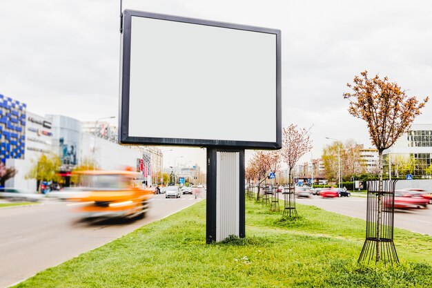 Leeg aanplakbord op de kant van de weg