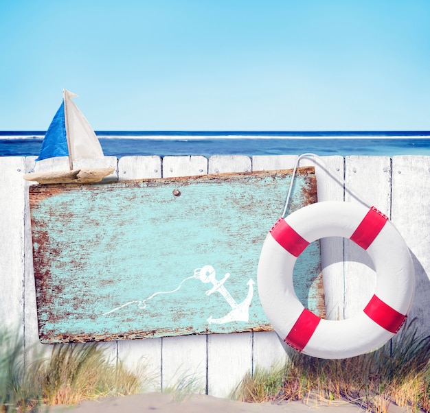 Gratis foto leeg bord en houten hek op het strand