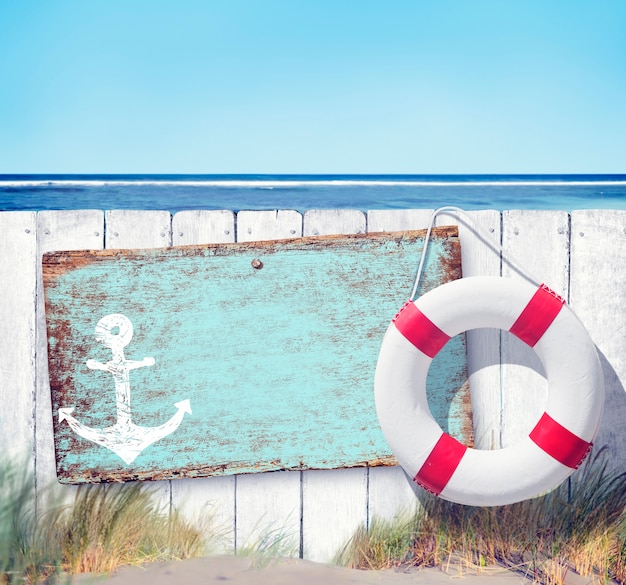 Leeg bord en houten hek op het strand