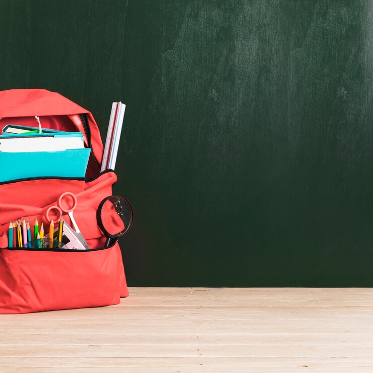 Gratis Foto leeg bord en rode school rugzak met benodigdheden