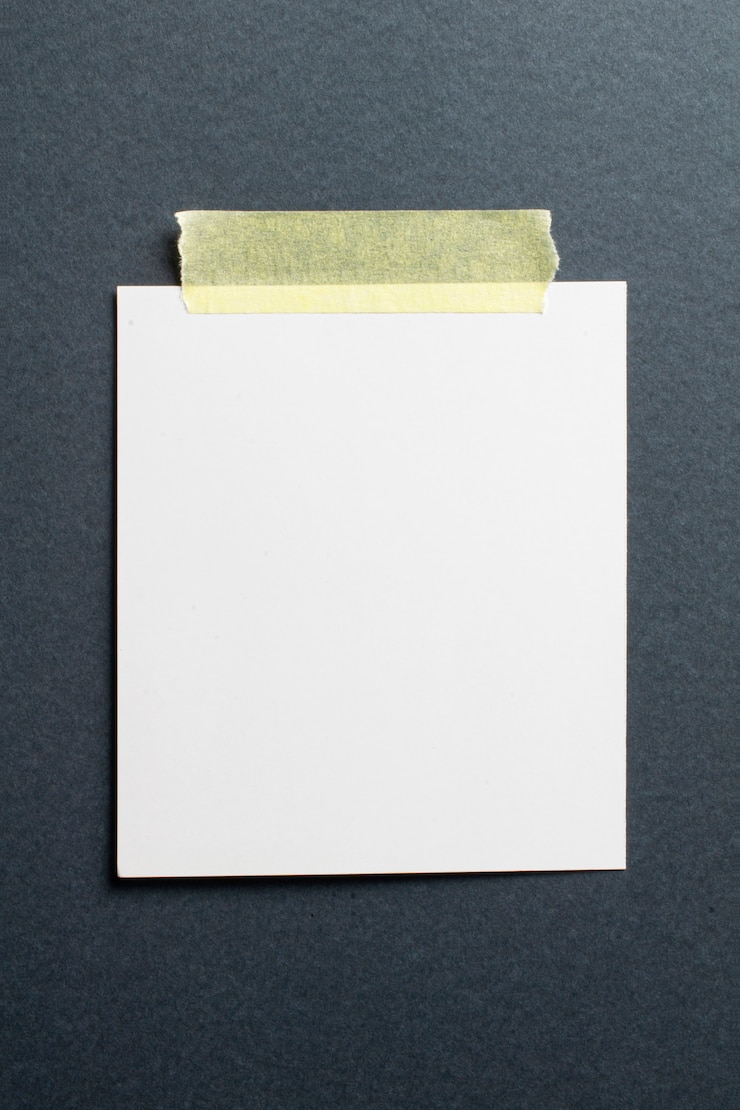 Gratis Foto leeg fotokader met zachte schaduwen en geel plakband op zwarte ambachtelijke document achtergrond