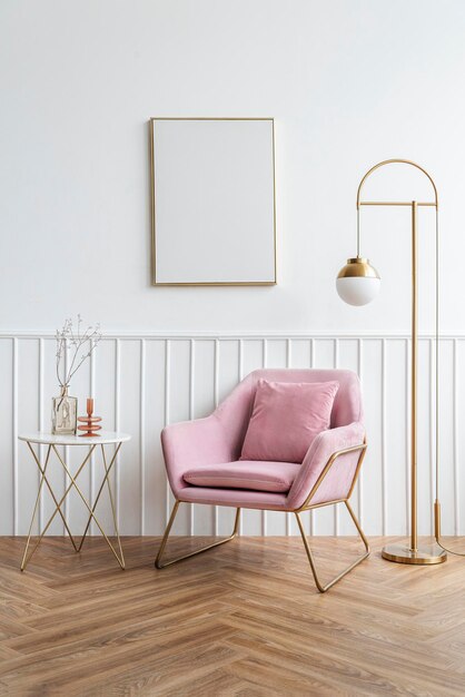 Leeg fotolijstje bij een roze fluwelen fauteuil