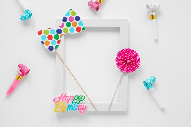Leeg frame met kleurrijke verjaardagspunten