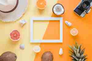 Gratis foto leeg frame met reisaccessoires, fruit en schelpen