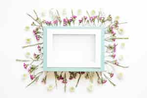 Gratis foto leeg frame op bloemen