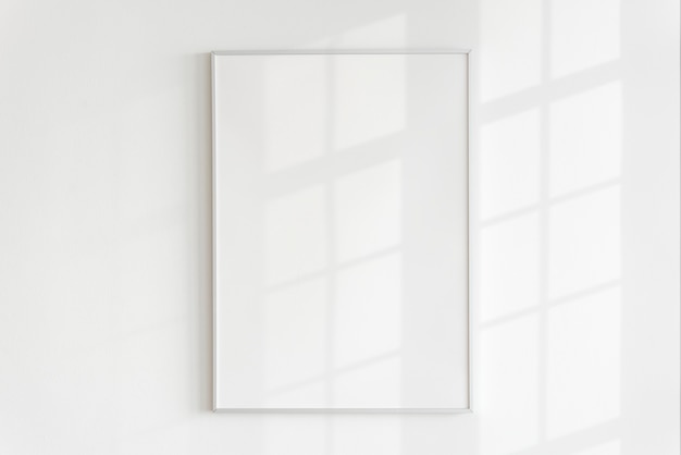 Leeg frame op een muur met natuurlijk licht