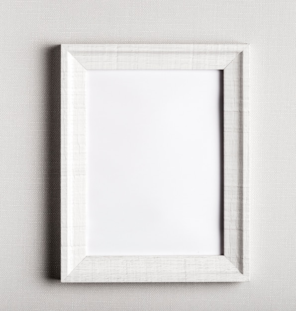 Leeg frame op eenvoudige witte muur