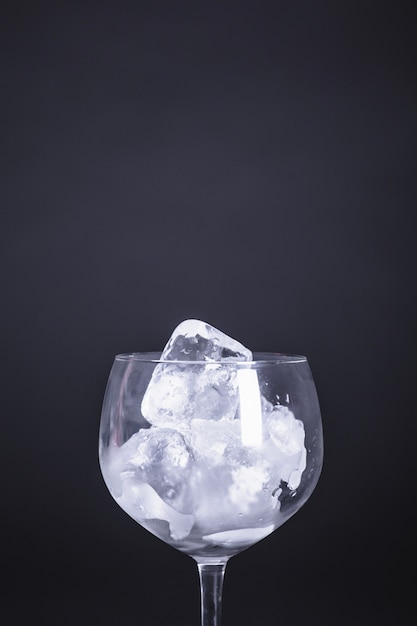 Leeg glas met ijs