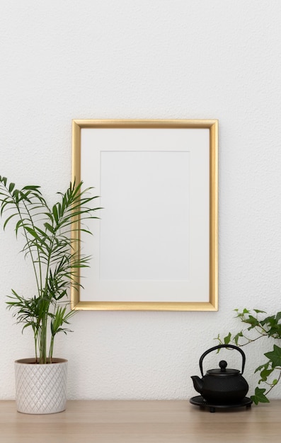 Leeg gouden frame aan de muur