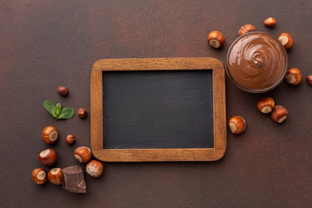 Gratis foto leeg houten frame met chocolade