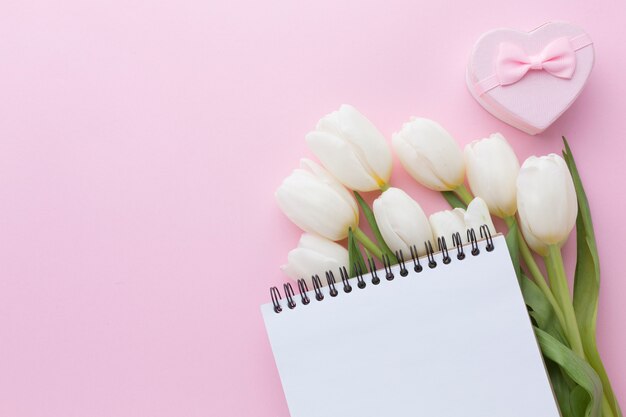 Leeg Kladblok boven tulpenbloemen