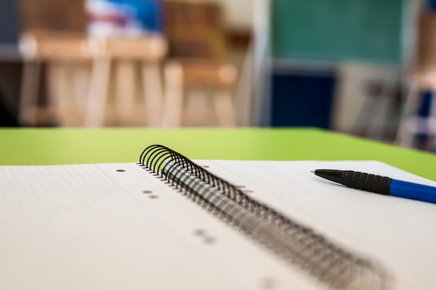 Leeg plakboek met school en kantoorbenodigdheden op kantoor tafel