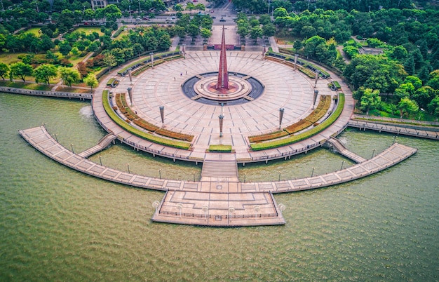 Gratis foto leeg plein en meer in het stadspark