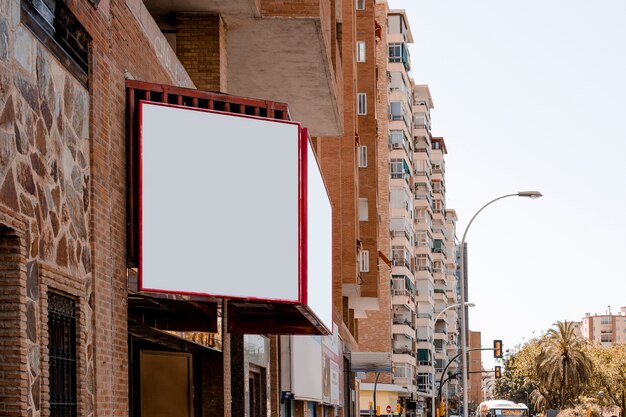 Leeg reclamebord buiten het gebouw in de stad