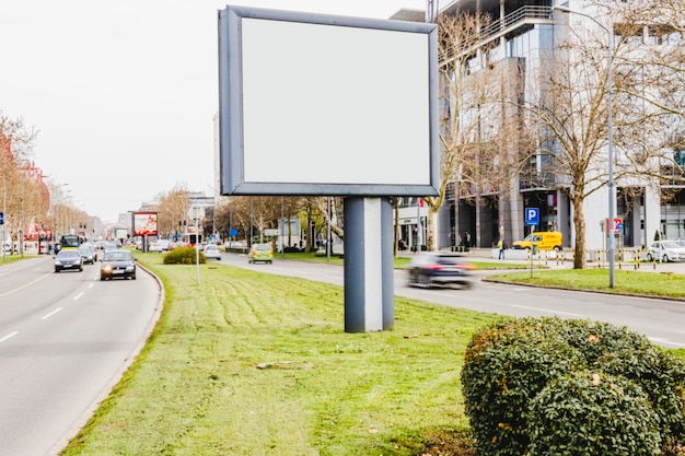 Gratis foto leeg reclamebord op weg in de stad