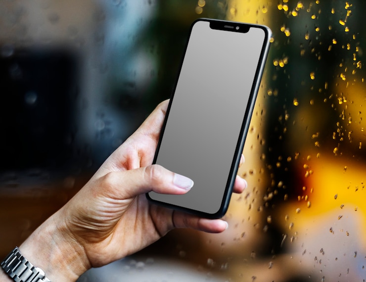 Gratis Foto leeg scherm mobiele telefoon gebruikt door vrouw