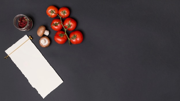 Leeg Witboek voor het schrijven van recept en smakelijke ingrediënt op de bovenkant van de keuken