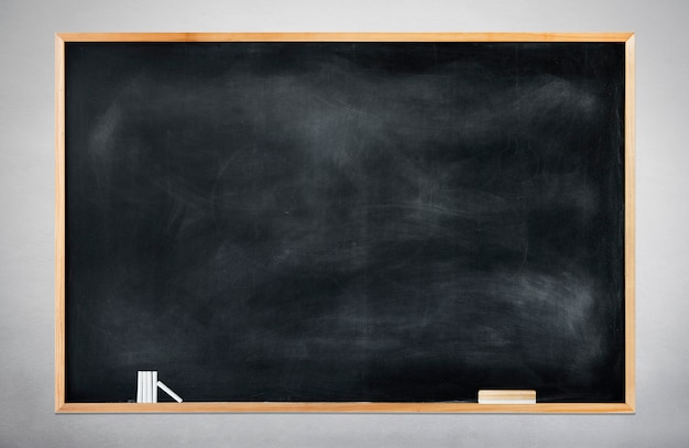 Leeg zwart schoolbord op een grijze achtergrond