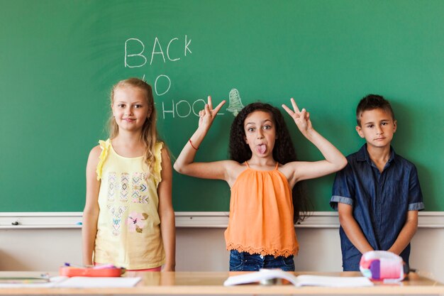 Leerlingen maken gezichten op schoolbord