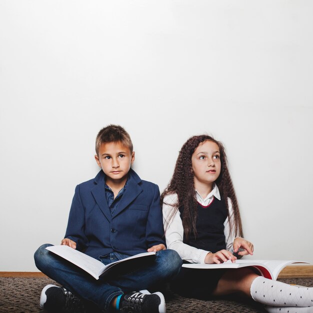 Leerlingen met boeken samen