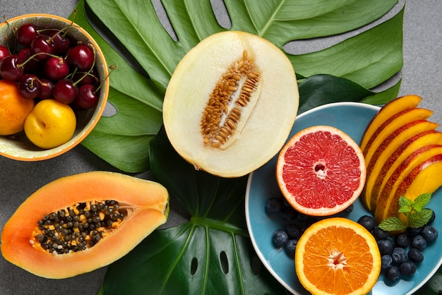 Gratis foto leg heerlijk fruit plat op bladeren