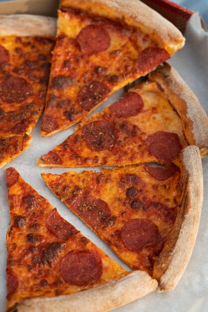 Leg heerlijke pizza plat in doos