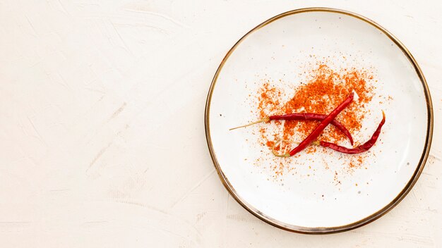 Leg paprika's plat in een bord met kopie-ruimte
