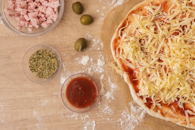 Gratis foto leg plat pizzadeeg met ingrediënten