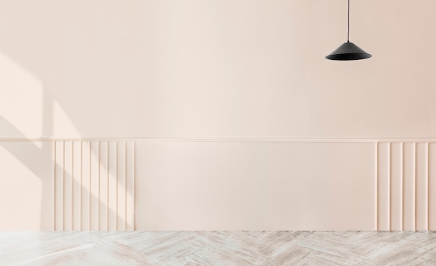 Lege beige kamer met een zwarte hanglamp