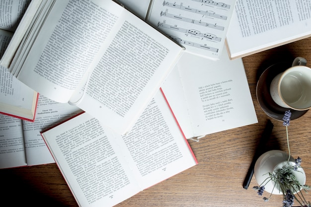 Lege beker in de buurt van geopende boeken