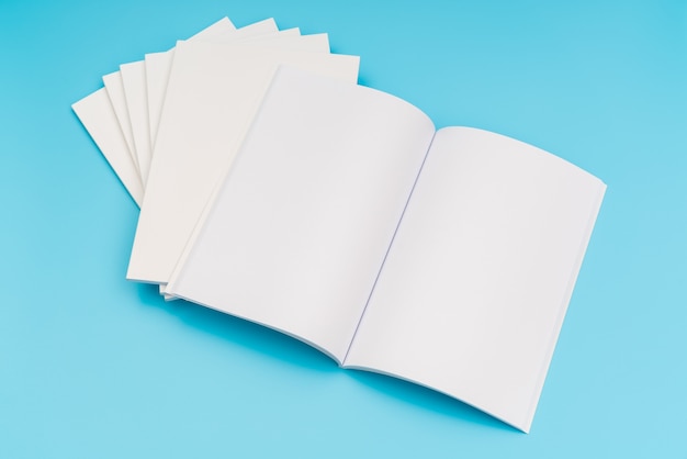 Lege catalogus, tijdschriften, boek mock up op blauwe achtergrond. .