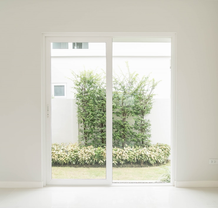 Gratis Foto lege deur in de woonkamer interieur achtergrond